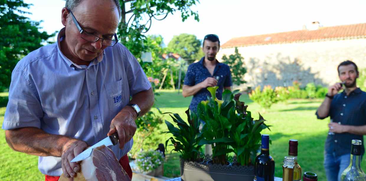 L'apéritif avec la coupe du jambon à la table d'hôte